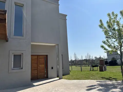 Casa en Venta en Pilar del Este - Santa Guadalupe, USD 245.000