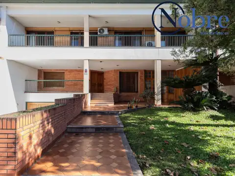 CASA EN VENTA EN VILLA LUZURIAGA CON QUINCHO/PARQUE/TERRAZA
