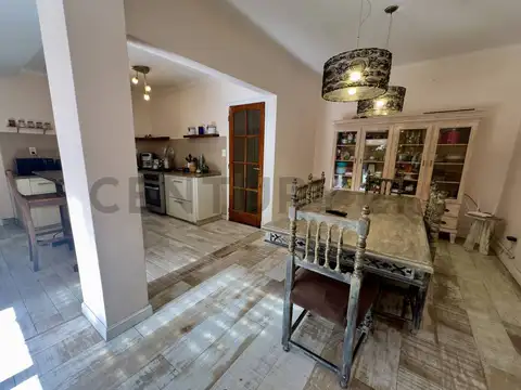 Casa en Venta con 3 cocheras
