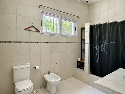 Casa en venta en Funes de 3 dormitorios con pileta y cochera