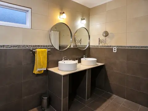 Casa en Venta con 3 cocheras