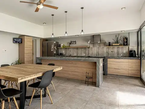 CASA 3 AMBIENTES CON COCHERA BANFIELD VENTA