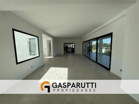 Casa en Venta con 4 cocheras