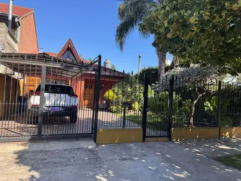 VTA CASA 4 AMB C PATIO COCHERA Y FONDO. R.ESCALADA