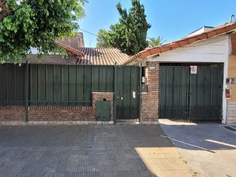 VENTA RAMOS MEJIA DOS CASAS MAS DEPOSITO EN FONDO