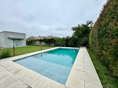 Casa de 4 ambientes con pileta en Escobar