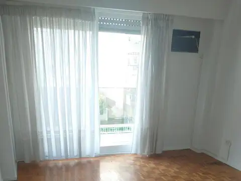 Departamento 3 ambientes con balcón. Muy luminoso. Impecable - Caballito
