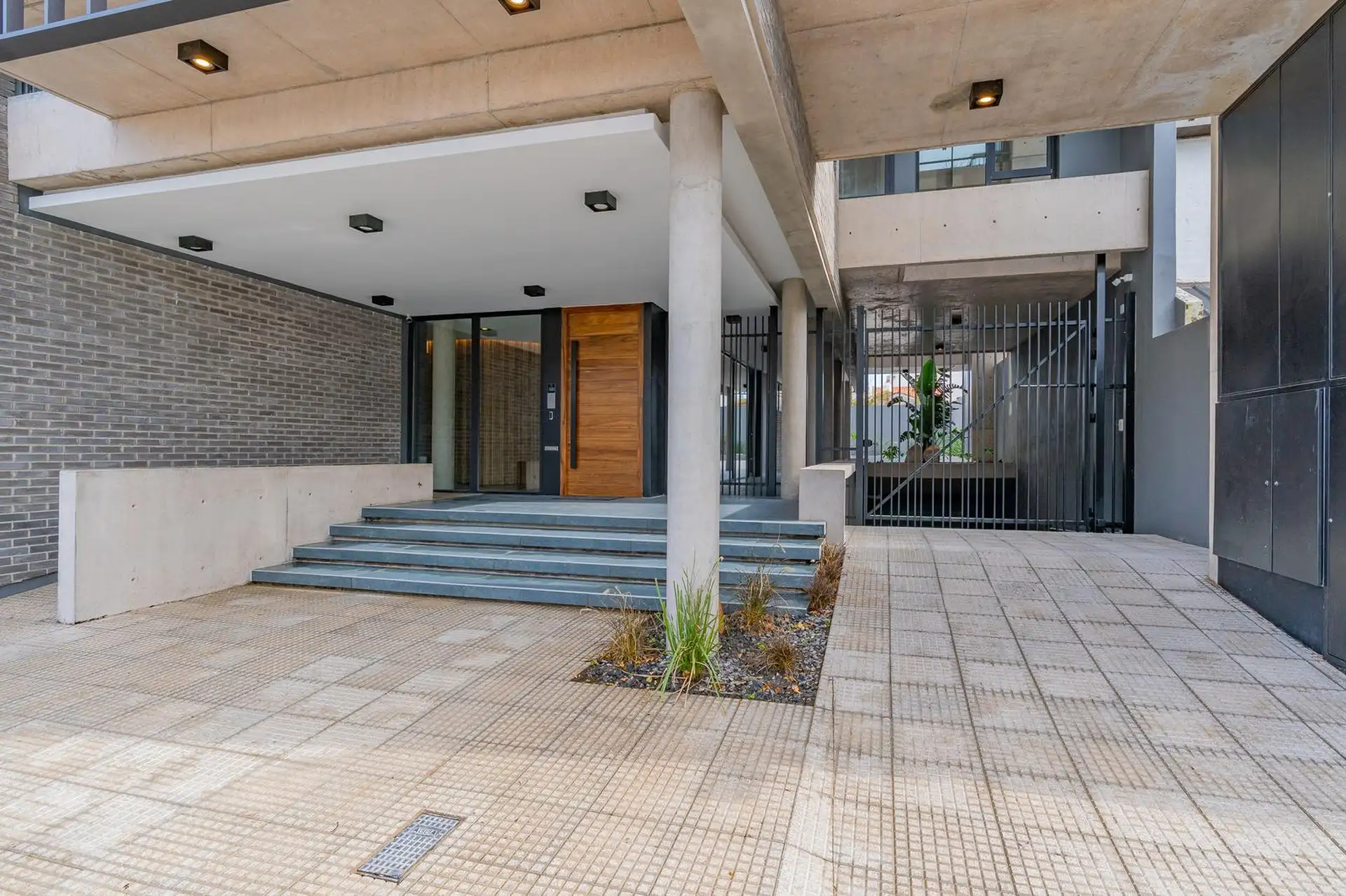 Semipiso en venta de 3 ambientes con cochera doble en Chauvin