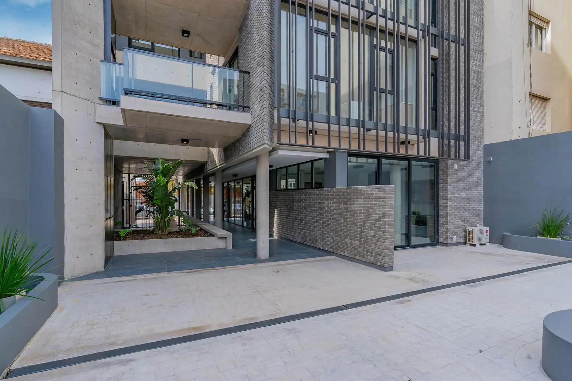 Semipiso en venta de 3 ambientes con cochera doble en Chauvin