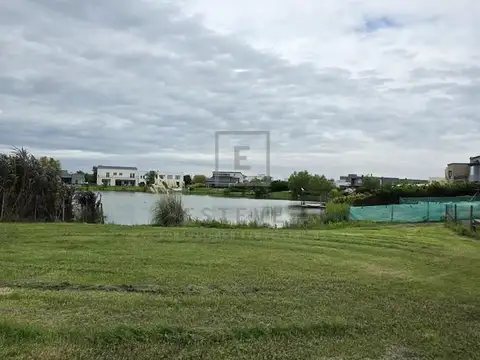 A la laguna orientación Este
