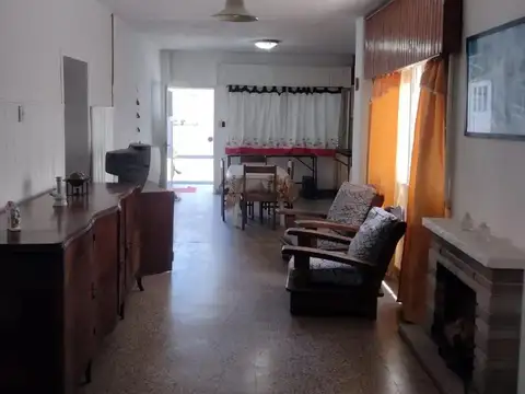 Casa 6 ambientes con 2 baños