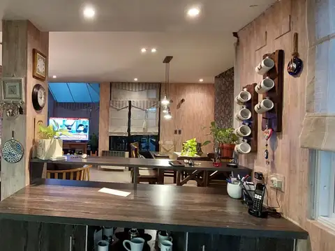 Casa 4 ambientes con 2 baños