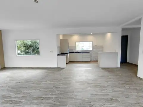 Casa 4 ambientes con 2 baños