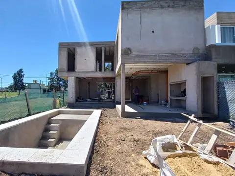 Casa de 3 dormitorios con pileta, en Altos de Don Carlos