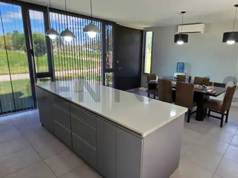 Casa 6 ambientes con 2 baños