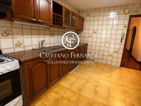 Casa en Alquiler con 2 cocheras