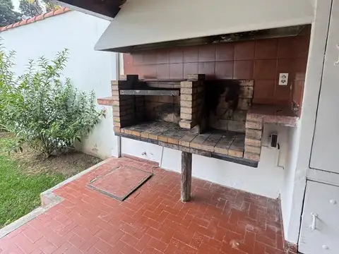 Casa en Alquiler con 2 cocheras