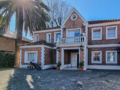 Casa 10 ambientes con 5 baños
