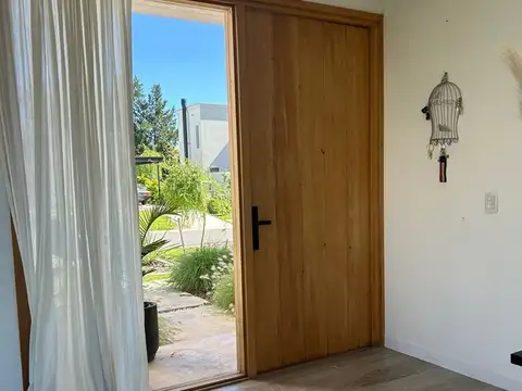 Casa 4 ambientes con 3 baños