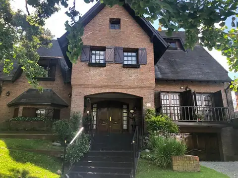 Casa 5 ambientes con 4 baños