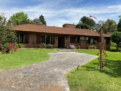 CASA 4 AMBIENTES CON GRAN PARQUE, PISCINA Y PARRILLA