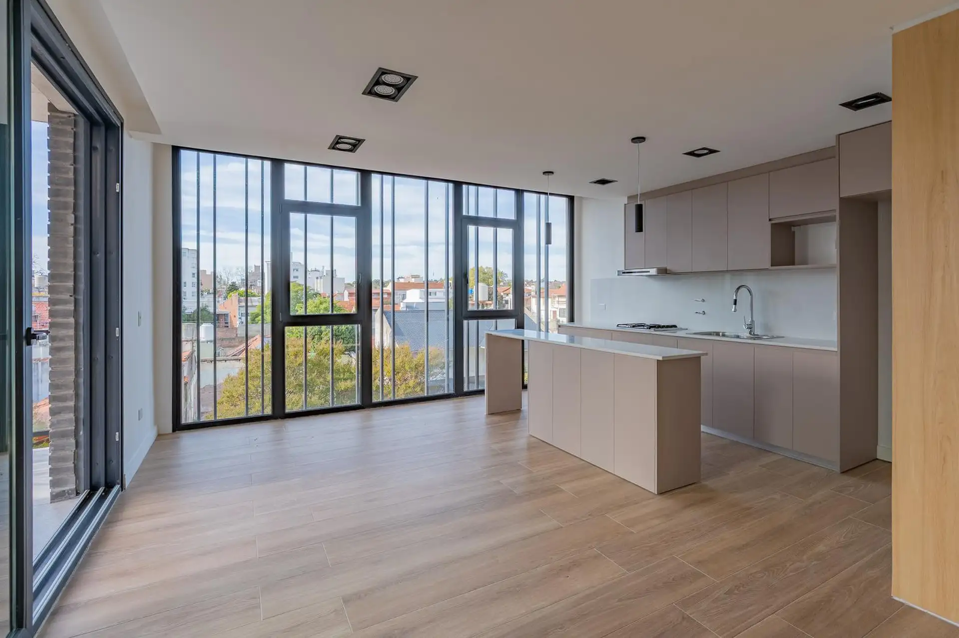 Semipiso en venta de 3 ambientes con cochera doble y baulera en Chauvin