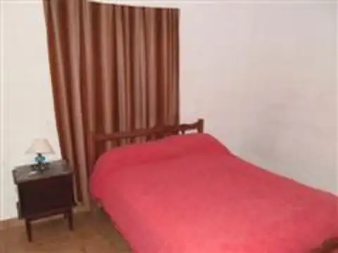 Casa amplia de 2 dorm. Exc. ubicación. Villa Los Aromos