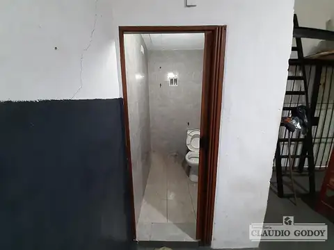 Local de 52 m2 c/patio y quincho - Castelar