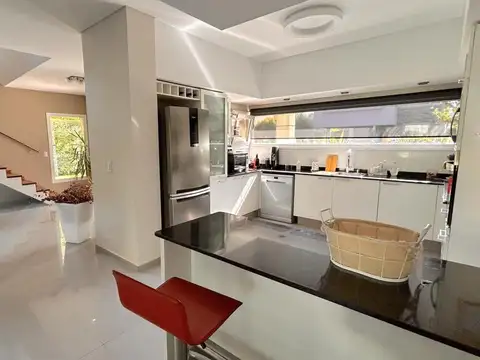 Casa 4 ambientes con 4 baños