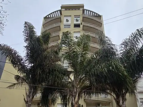 Hermoso semi piso 3 ambientes con cochera y baulera en 9no Piso al Frente