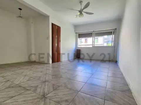 EN VENTA MONOAMBIENTE AMPLIO, APTO PROFESIONAL, CON COCHERA, MUY LUMINOSO.
