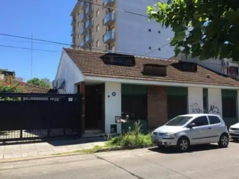 VENTA COMODO CHALET 4 AMBIENTES EN MORON CENTRO  