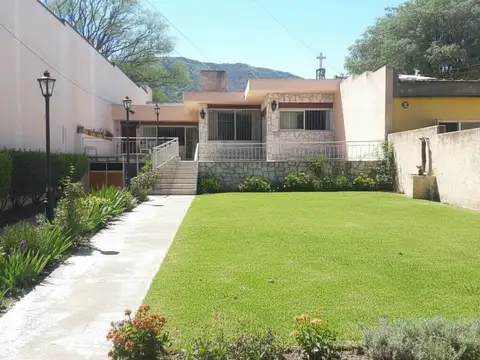 Gran casa con departamento en B° centro Santa Rosa De Calam. (1402)
