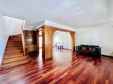 Casa en Alquiler con 1 cochera