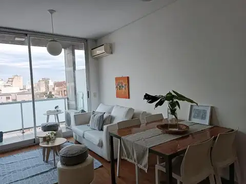 Amplio monoambiente con zona de dormitorio y vista abierta