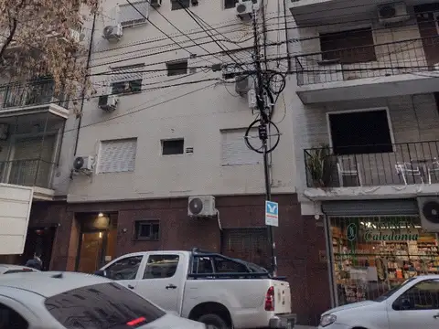 Un ambiente a la calle, vista abierta. Excelente ubicación, a metros de Plaza Güemes y Subte D.