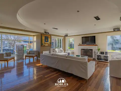 Importante residencia en el excelente barrio Los Troncos.