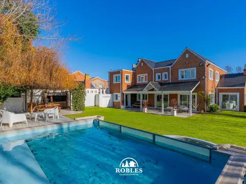 Importante residencia en el excelente barrio Los Troncos.