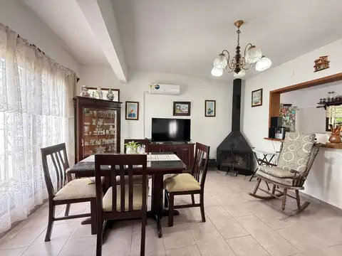 Casa 4 ambientes con 2 baños