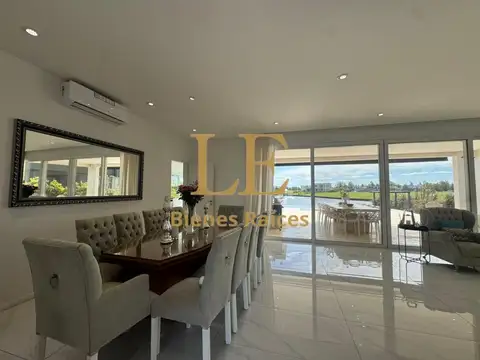 Casa en Alquiler con 4 cocheras