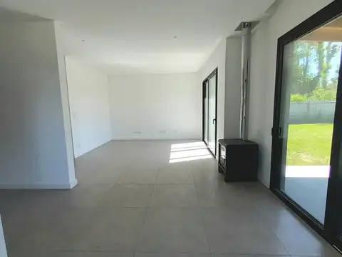 Casa 4 ambientes con 2 baños