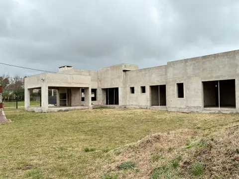Casa moderna a terminar | 199 m² | Lote 737 m²