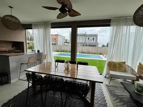 Casa en Venta con 4 cocheras