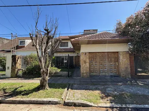 Casa 4 dormitorios con jardín y quincho