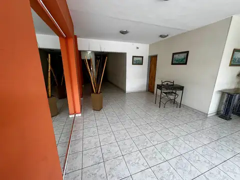 Excelente dpto semipiso 3 amb amplio al frente con dependencia de servicio, patio, parrilla y cochera. Excelente ubicacion: Av. Hipolito Yrigoyen 6600, Remedios de Escalada
