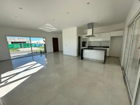 Hermosa casa 4 ambientes en San Simon