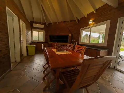 Casa 4 ambientes con 2 baños