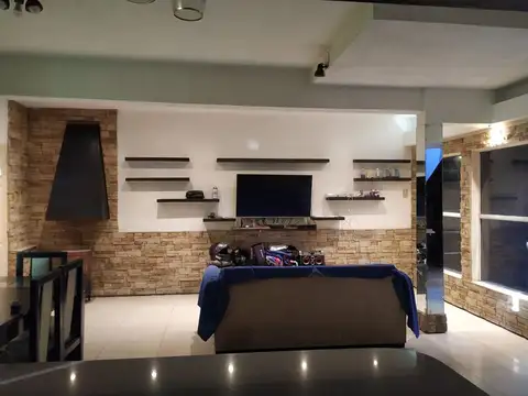 VENTA CASA 7 AMB. PATIO PARRILLA Y CUARTO/TALLER