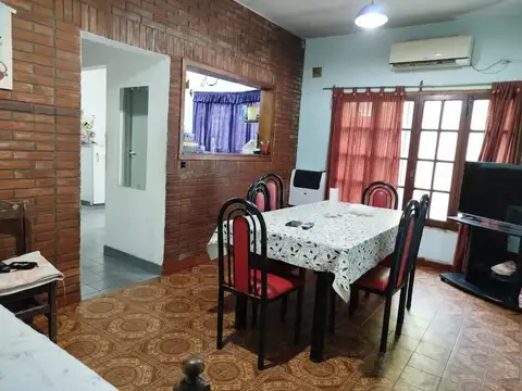 Casa 6 ambientes con 2 baños