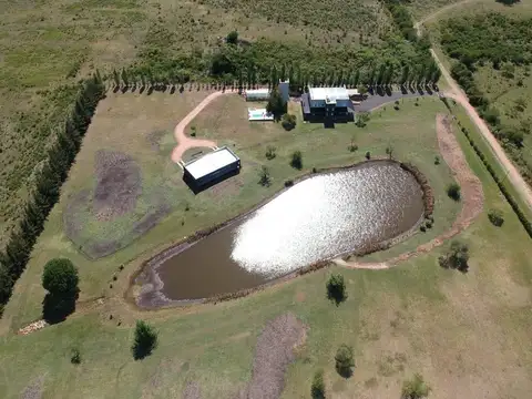 Finca con Casa, Departamentos y Laguna